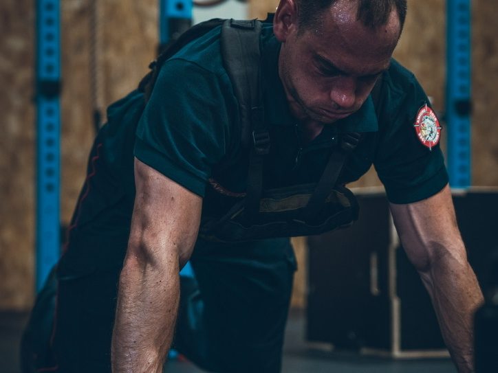 Sapeur-pompier avec un gilet lesté pendant un entraînement de préparation au concours